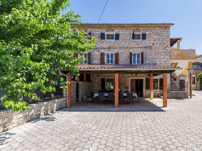 Big vacation home with private pool, terrace & yard | Pets are welcome — photo 2