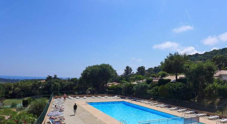 Fully equipped rental apartment with patio & pool | Pet-friendly in Cavalaire-sur-Mer