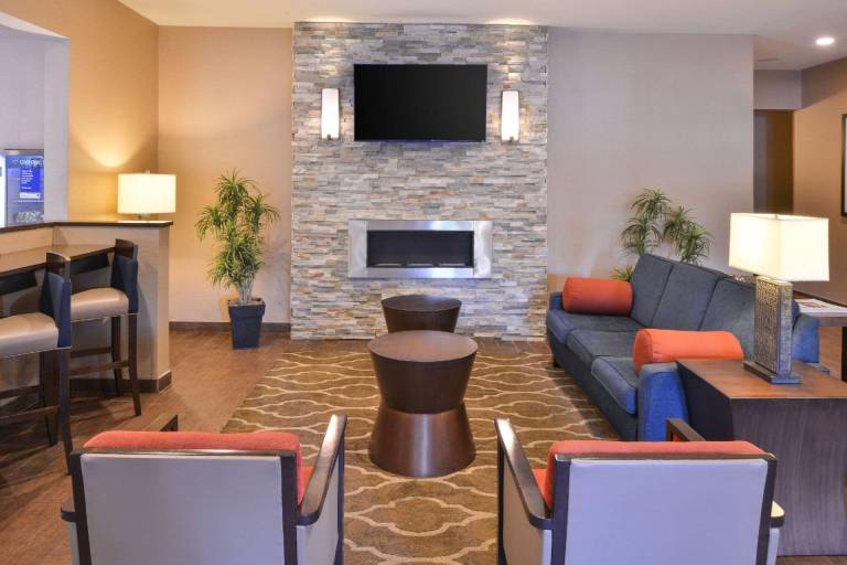 Comfort Inn & Suites Fayetteville-University Area — photo 4