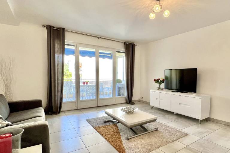 Apartment with terrace — photo 2