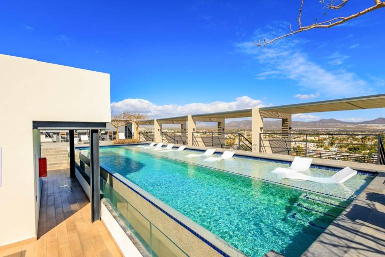 Upscale Corner Suite Access to Luxurious Rooftop