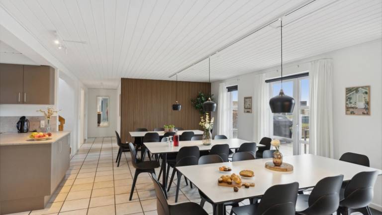 Vacation home with sauna, terrace & yard — photo 4