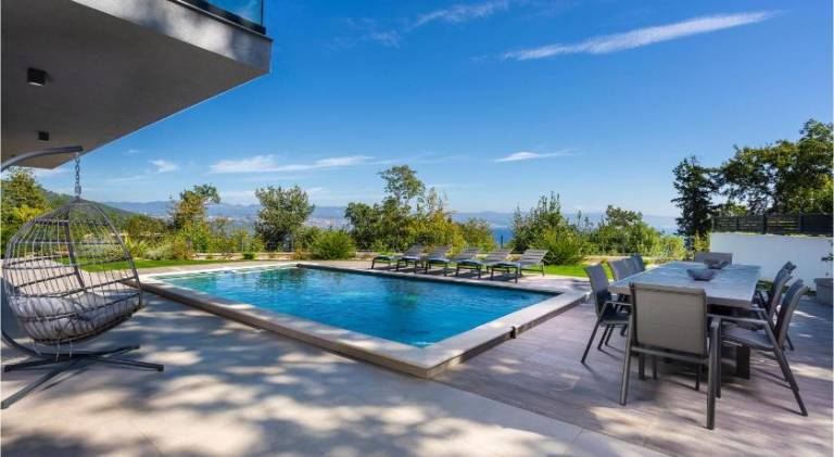 House with pool in Lovran