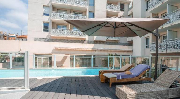 Serviced apartment with terrace & pool — photo 3