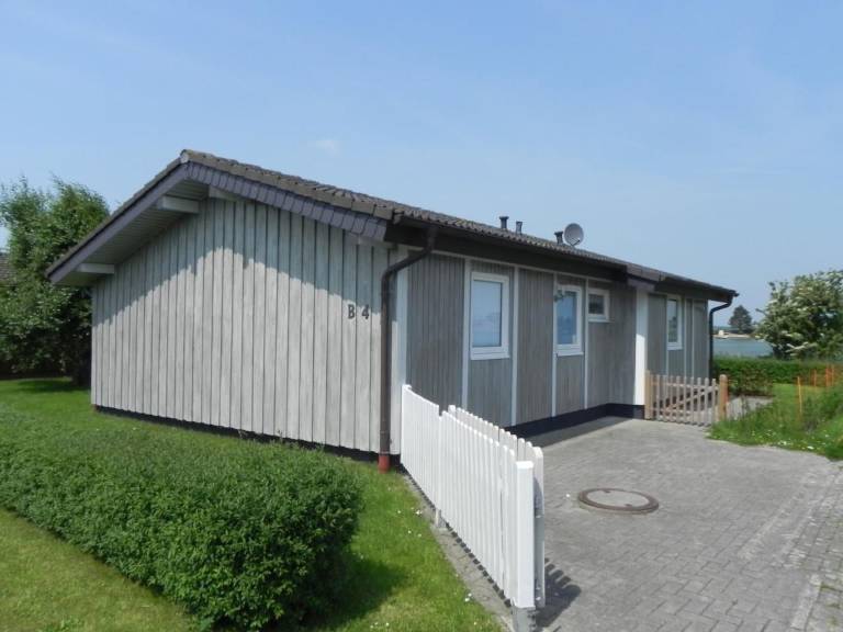 House with yard, patio & grill in Butjadingen