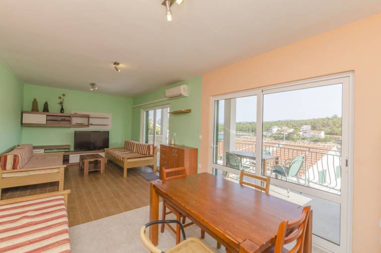 Apartment with barbecue & patio | Sea view — photo 2