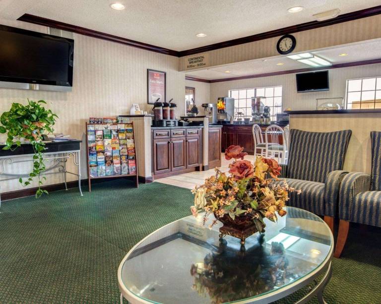 Econo Lodge Inn & Suites El Paso — photo 3