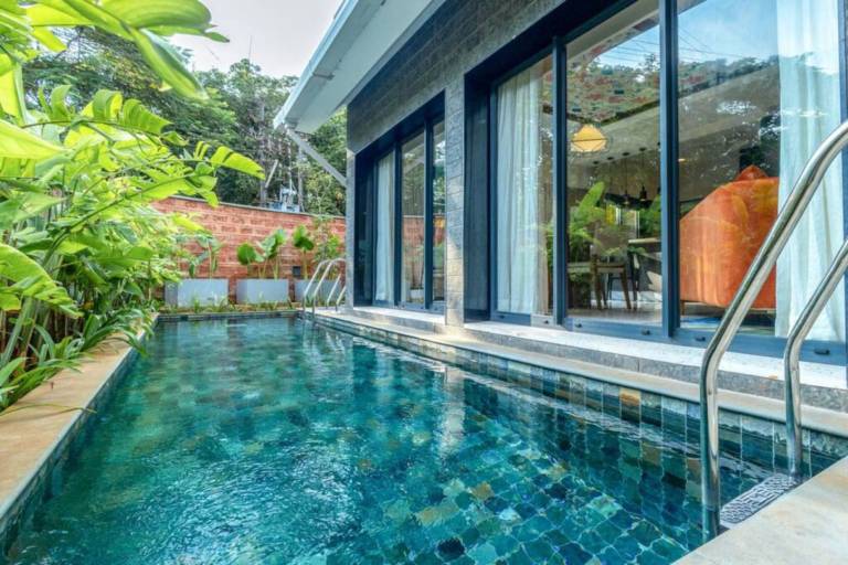 Villa with yard & pool — photo 5