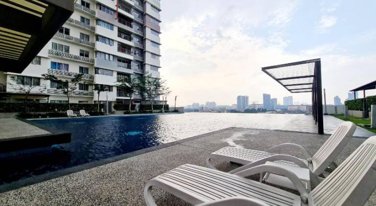 House with pool, jacuzzi & patio — photo 3