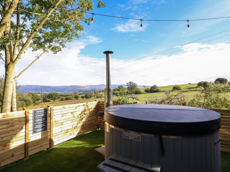 Cottage with BBQ, garden & jacuzzi — photo 2