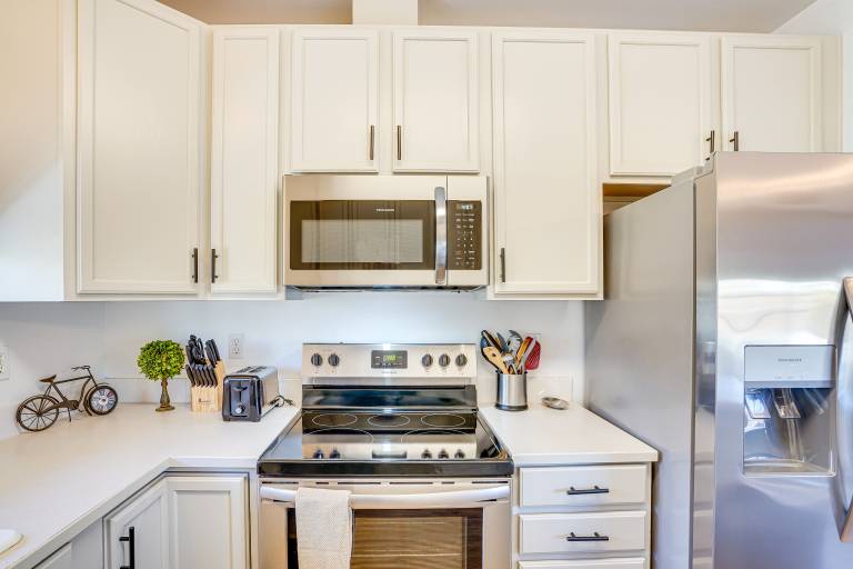 Charming Bend Home w/ Porch & Yard: Great Location — photo 3