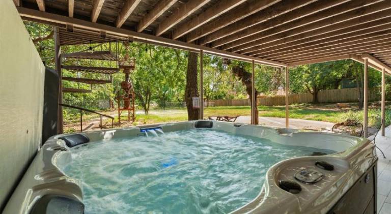 Vacation home with jacuzzi — photo 5