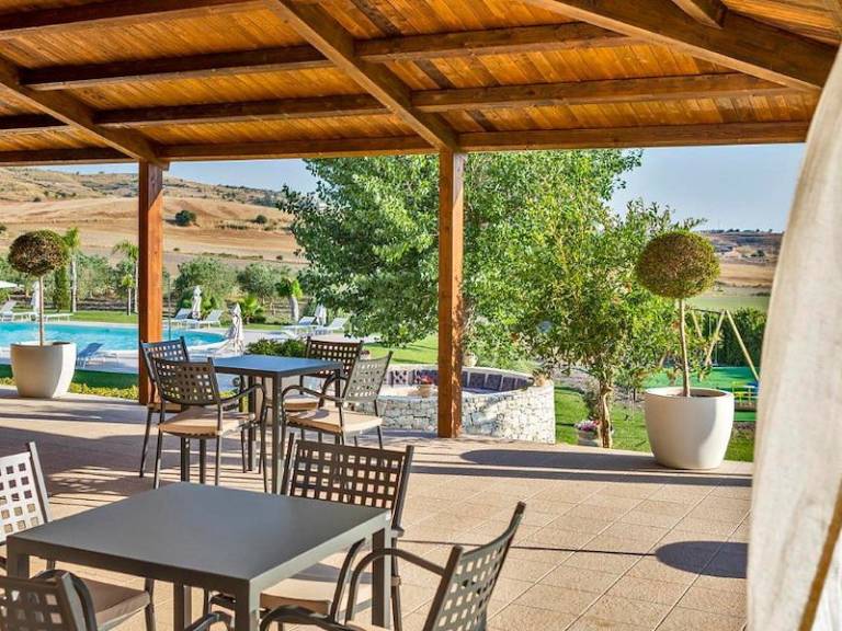 Vacation home with terrace, grill & garden in Ragusa