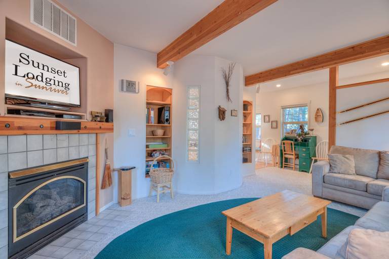 Cozy Dog-Friendly Retreat with Hot Tub & SHARC Passes in Sunriver — photo 5