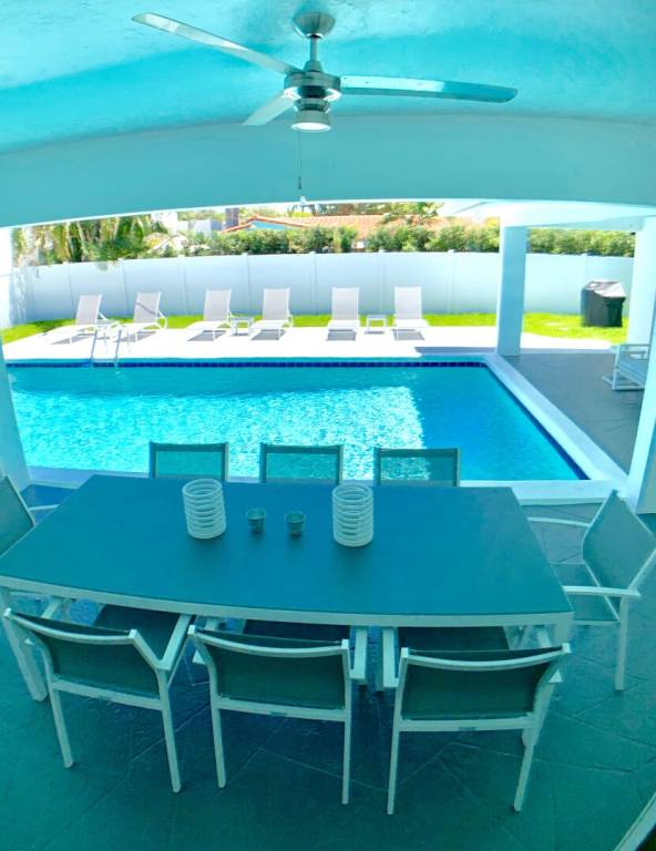 Vacation home with barbecue, private pool & patio — photo 5