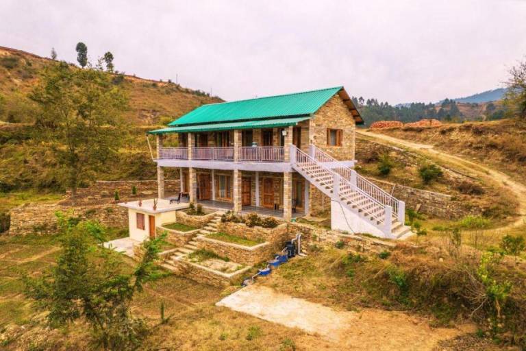 Farm with yard & terrace in Almora