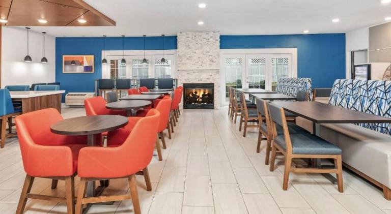 Holiday Inn Express Hotel & Suites Bloomington-Normal University Area By IHG — photo 5