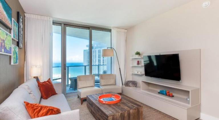 Apartment with pool in Aventura, FL
