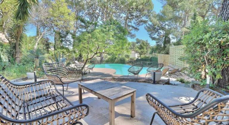 Villa with yard, terrace & pool — photo 4