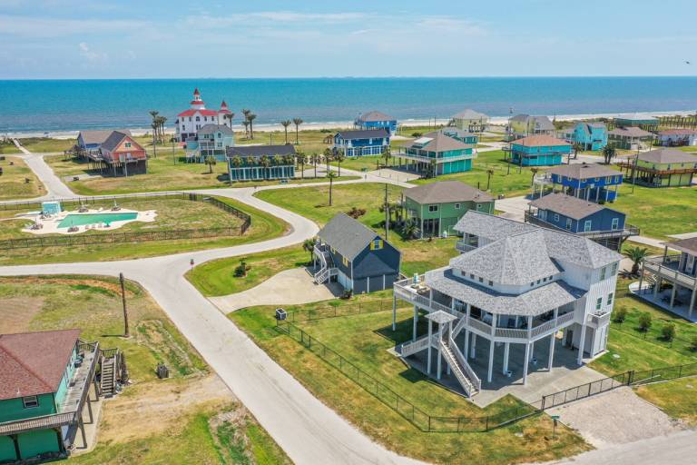 House with yard, pool & grill | Beach view — photo 3