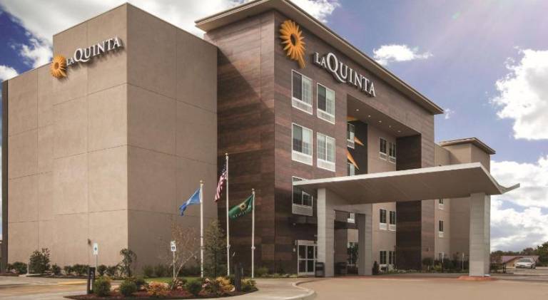 La Quinta Inn & Suites by Wyndham Mobile — photo 2