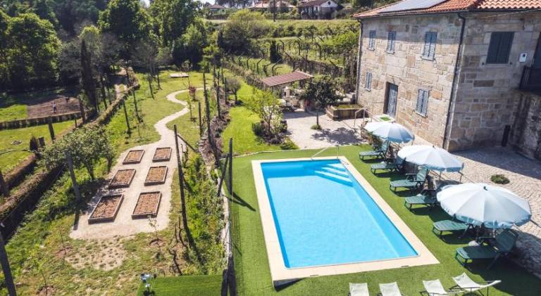 House with yard, private pool & patio in Viseu