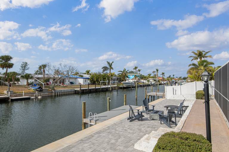 Vacation home with barbecue & private pool | Water view — photo 2