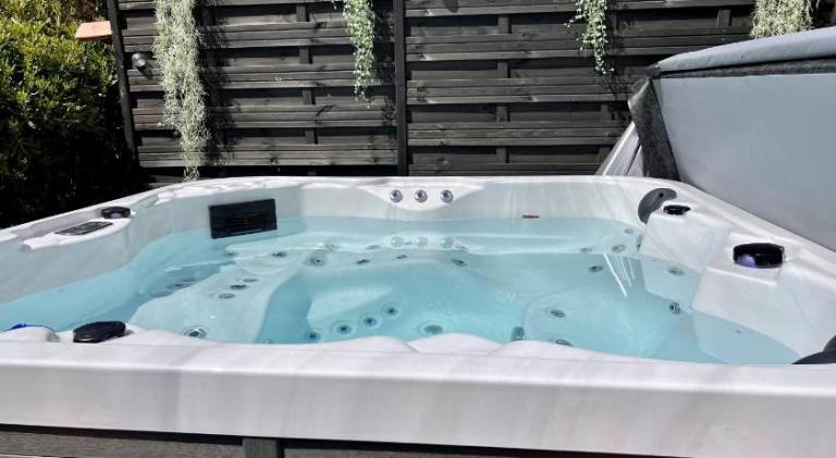 Villa Les Mimosas Spa-Jacuzzi in Saint-Raphaël