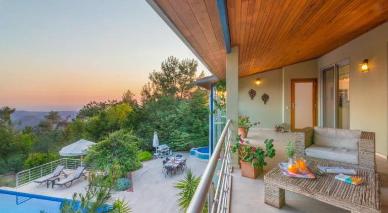 Vacation home with terrace, hot tub & yard in Antalya