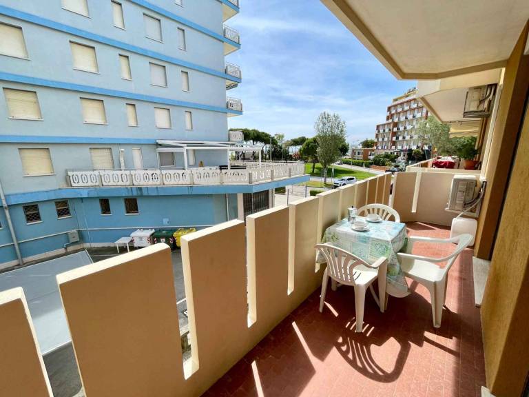 Rental apartment with patio & yard — photo 5
