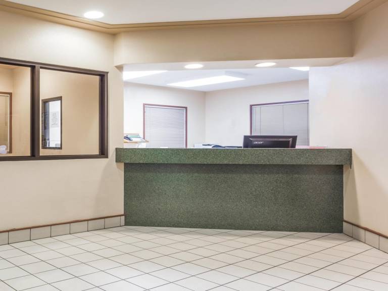 Super 8 By Wyndham Moose Jaw Sk — photo 5
