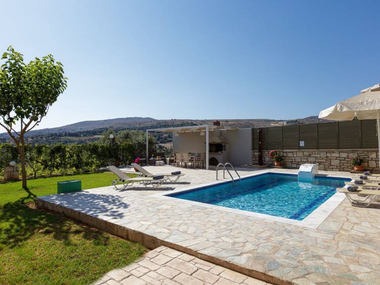 Vacation home with private pool, barbeque & yard | Mountain view — photo 2