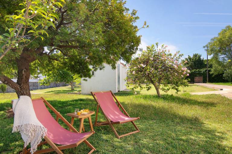Villa with barbecue, yard & terrace | Garden view — photo 3