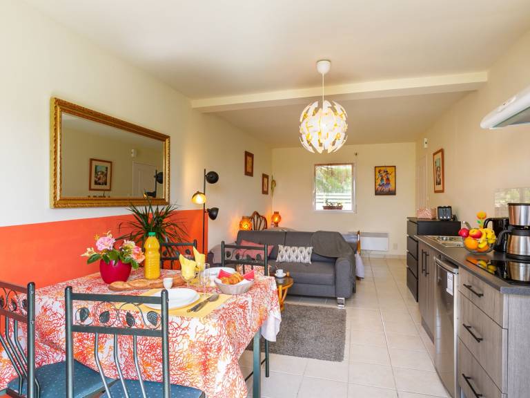 Apartment with patio & grill — photo 3