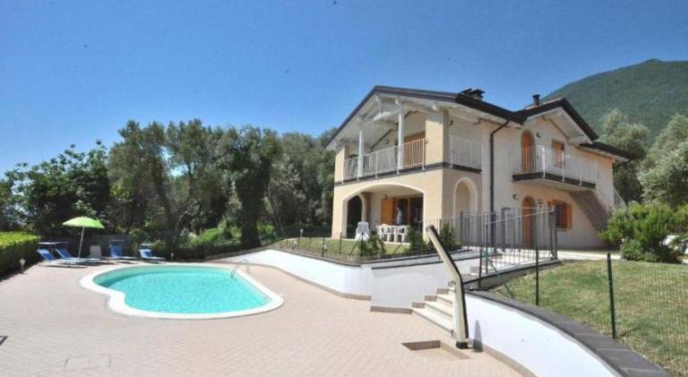 Appartamenti Theo e Fabiola con piscina e vista lago in Gardone Riviera