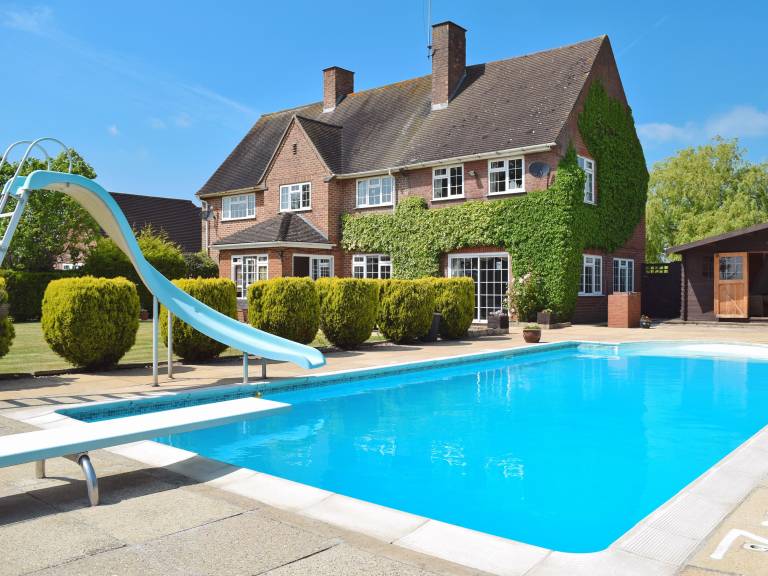 Cottage with garden, private pool & BBQ in Warwick