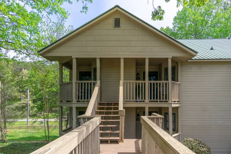 Studio with jacuzzi & heated pool in Lake Lure, NC