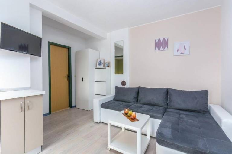 Rental apartment with patio, yard & barbecue — photo 2