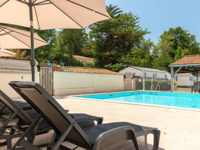 Family-friendly mobile home with heated pool & patio | Pets allowed — photo 2