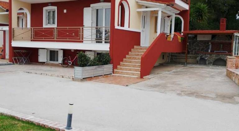 Fully equipped ample villa with terrace, barbecue & yard | Close to the beach | Dogs allowed in Eretria