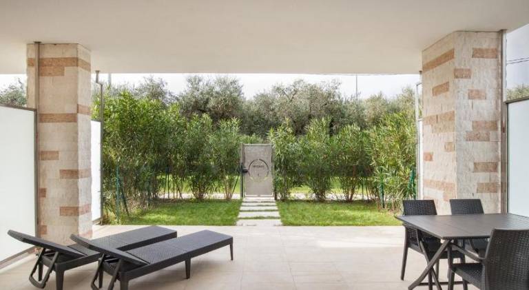 Rental apartment with yard & pool in Affi