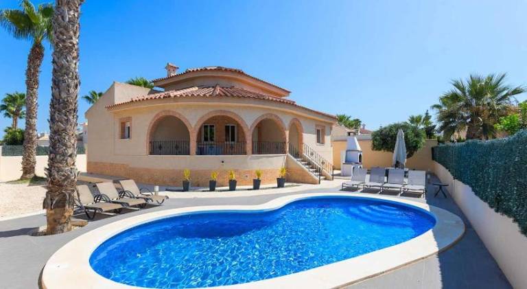 188 m&sup2; Villa