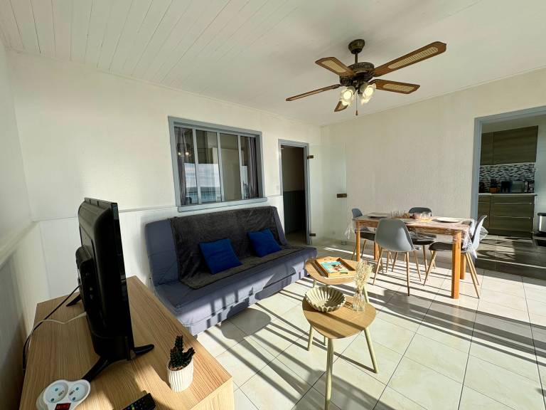 Bright studio with alcove, sea-view balcony, private parking — photo 2