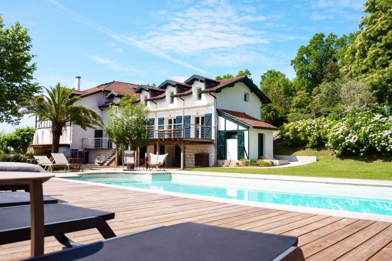 Villa with patio, private pool & yard in Bayonne