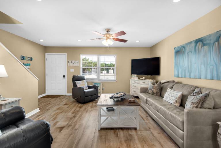 Pet Friendly, Steps to beach, 2 Pools Free Attraction Tickets! — photo 3