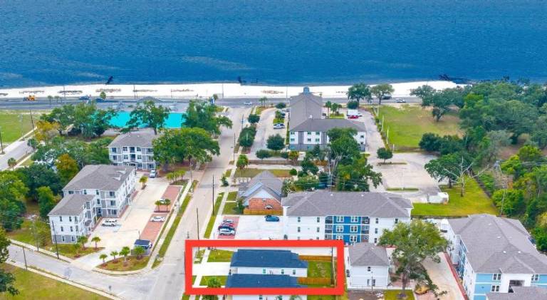 Walk to the beach, comes with two bikes, fully fenced in back yard! — photo 3