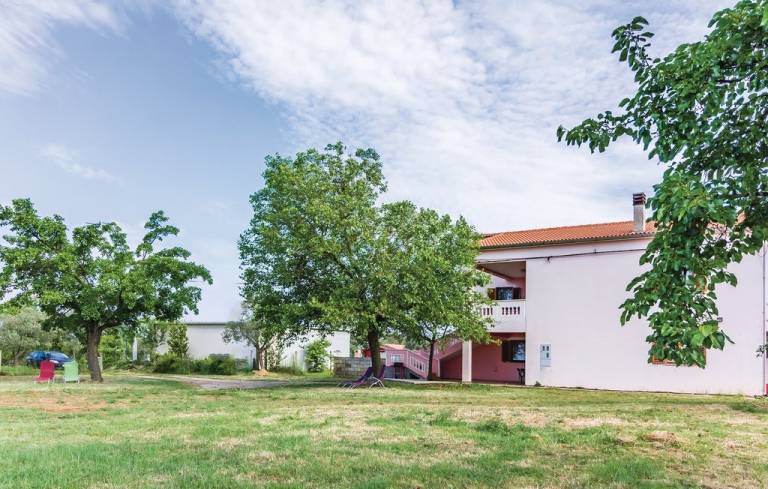 Apartment with garden, BBQ & terrace in Pula