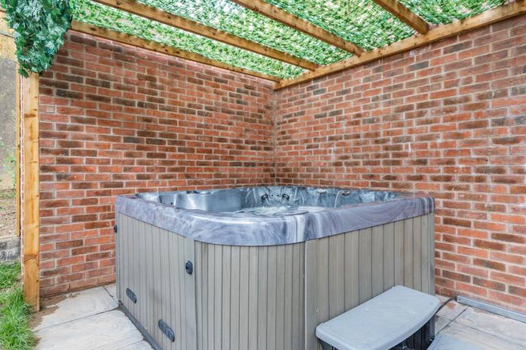 Cottage with hot tub, garden & BBQ | Water view — photo 3