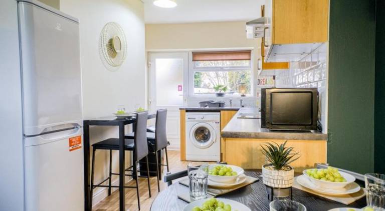 5BR House for Business & Leisure, Sleeps 10 - Wi-fi - Free Parking - THL — photo 4