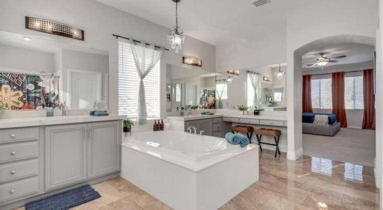 House with jacuzzi & pool | Pet-friendly — photo 2